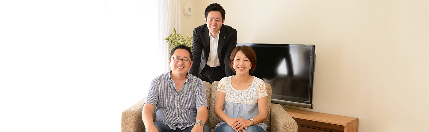 現在のお住まいにて。営業担当者・林とは、約2年前のマンションの売却から現在もお付き合いが続いています。