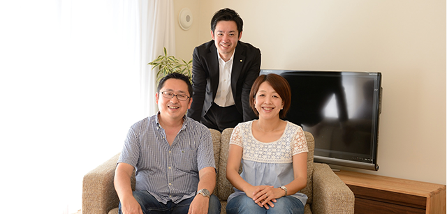 現在のお住まいにて。営業担当者・林とは、約2年前のマンションの売却から現在もお付き合いが続いています。