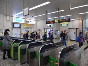 JR京浜東北線「蕨」駅改札　西口（向<br>かって左手）へ