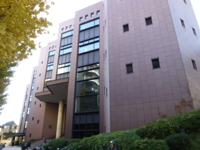 横浜市中央図書館