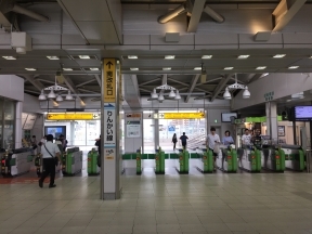 大崎駅南改札を出て左折し、新東口方向<br>へ。