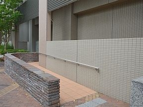 三田ガーデン棟　メインエントランス横ス<br>ロープ