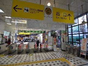 東武伊勢崎線『梅島』駅改札を出ます