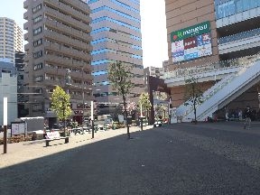 駅前広場を通り、左上方向へ進みます。