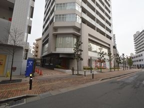 手前のMOREビルをと通り越すと「T<br>he Kashiwa Tower」に<br>到着。