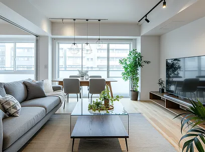 丁寧に整備された明るいリビングダイニング空間。管理サービスの安心感を伝える室内写真。