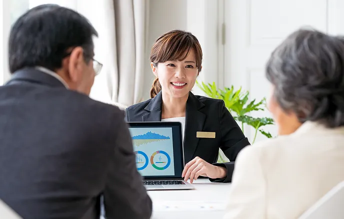 リースコーディネーターが物件の相場や賃貸プランを説明し、貸主に提案を行う相談シーンのイメージ。