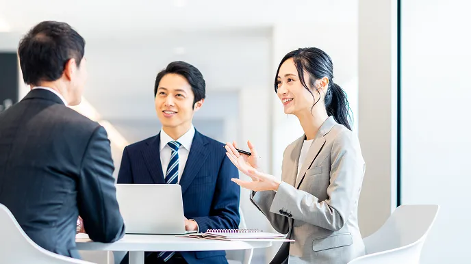 賃貸募集の進め方や必要な手続きについて、担当者が相談者に提案している場面を表した写真。