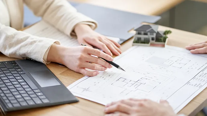 リフォーム提案のために図面を確認しながら打ち合わせを行う手元の様子。