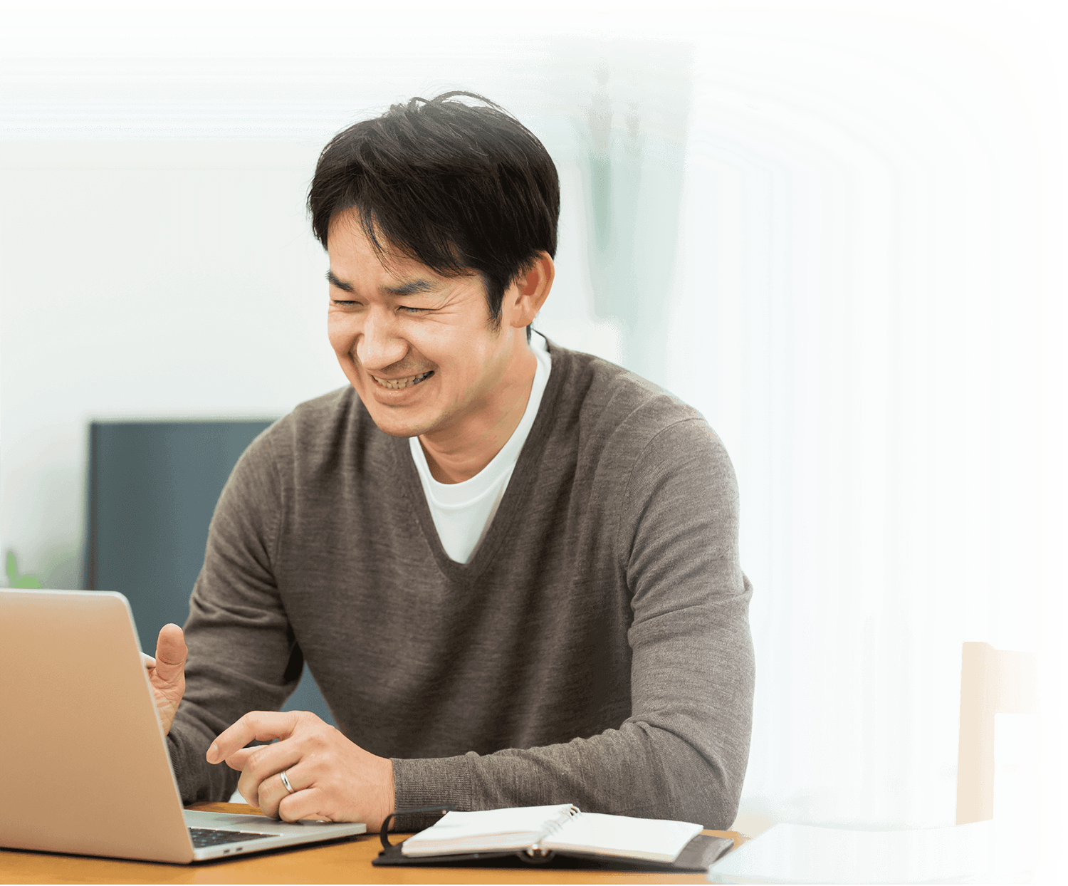 喜ぶ男性