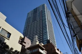 駅からの途中で見上げた赤坂タワーレジ<br>デンス　トップオブザヒル