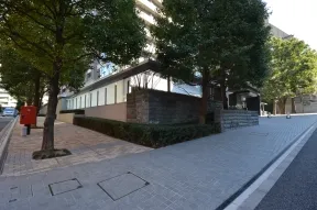 北西側から見たエントランス周辺