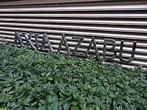 エントランス前のマンションプレート