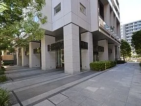 西側から東側へ通り抜けできる公開空地