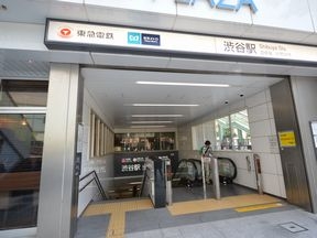 東横線・副都心線・田園都市線・半蔵門<br>線の渋谷駅13番出口をでて正面の信号<br>を渡ります。