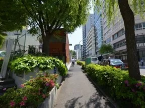 信号を渡った後右に曲がり、まっすぐ進<br>みます。