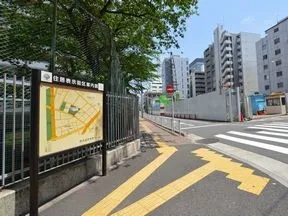 十字路を左に曲がります。