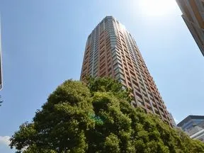 左手に青山パークタワーが見えてきます<br>。