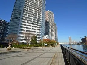 橋を渡り切り右折して到着です。