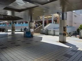 改札出て南口に進むと右手にペデストリ<br>アンデッキ