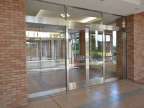 2階TOWER WESTエントランス