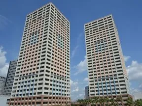 南西側からの外観