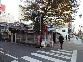 神社の角を左折して直進