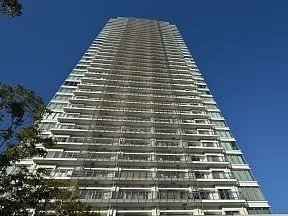 敷地南側から見上げた外観