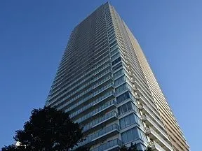 敷地北西側から見上げた外観