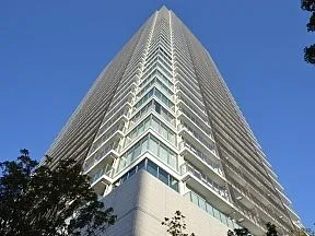 敷地南西側から見上げた外観