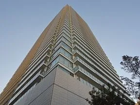 敷地北東側から見上げた外観