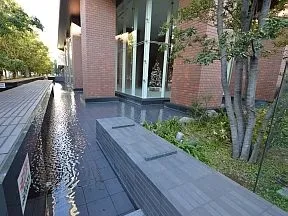 敷地西側「水の小路」とエントランスラウ<br>ンジ