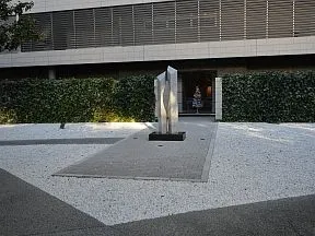 敷地北側「紋様の園」とモニュメント