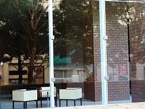 「水の小路」から見たエントランスラウン<br>ジ