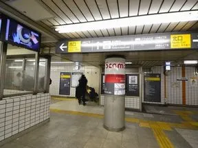 西口に向かう