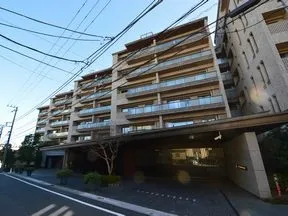 西から見た外観