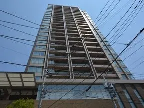 エントランス前より