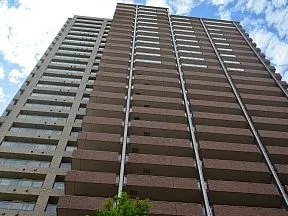 白山通り側エントランスコートから見上げ<br>た外観