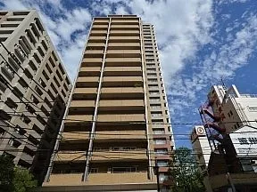 えんま通り商店街から見上げた外観