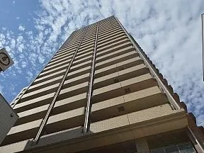 敷地南東側ガーデンプラザから見上げた外<br>観