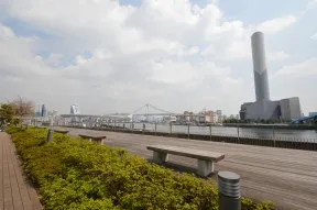 シーサイドデッキよりレインボーブリッジ<br>を望む