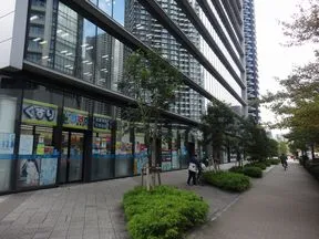 左手にドラッグストア「ぱぱす」が入るビルがあります。