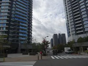 交差点、左側のマンションがベイサイドタワー晴海です。