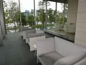 大きめのソファでくつろぎの時間を演出
