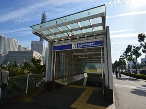 新高島駅を出ます