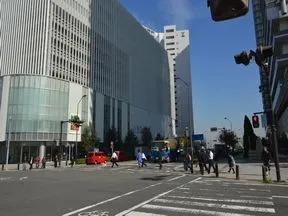 横断歩道を渡ります