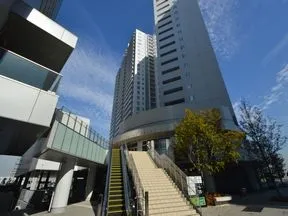 左手にマンションです