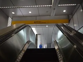 ４番出口を出てエスカレータを上がりま<br>す