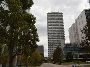 右に曲がると当マンションが見えます