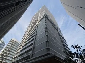 マンション下部より見上げる